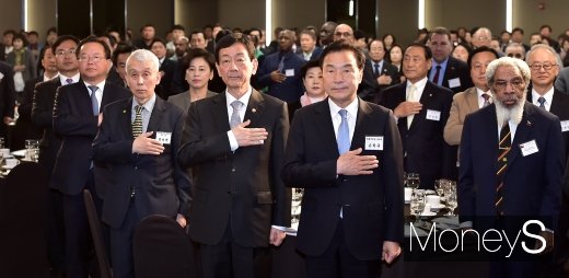 [머니S포토] 새벽 종이 울렸네…9회째 맞이한 새마을운동 기념식'