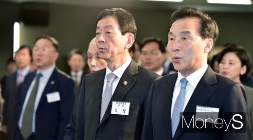 [머니S포토] 새마을의 날 기념식, 애국가 부르는 진영 장관과 손학규 대표