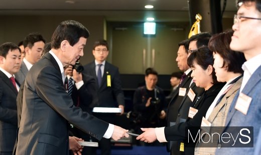 [머니S포토] 진영 행안부 장관, 새마을 운동 유공자 표창