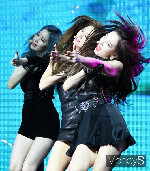 [머니S포토] 트와이스 다현·쯔위·나연, 파워풀한 칼군무