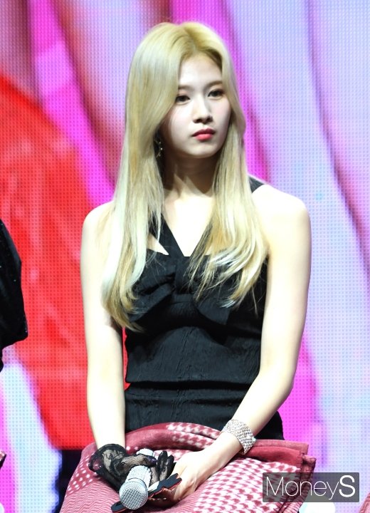 [머니S포토] 트와이스 사나 '더 예뻐졌네'
