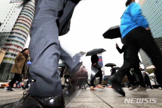 내일날씨. 내일(23일)은 저기압의 영향으로 전국이 차차 흐려지다가 오전 3시부터 제주도를 시작으로 전국에 비가 내리면서 평년 봄 날씨를 회복할 것으로 보인다. /사진=뉴시스