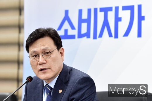 최종구 금융위원장이 지난 18일 서울 세종대로 정부서울청사 대회의실에서 개최된 금융소비자 간담회에서 모두발언하고 있다./사진=임한별 기자