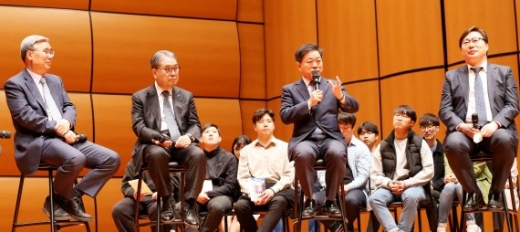 지난 22일 박승원 광명시장이 4.27 남북정상회담 1주년 토크쇼에서 발언하고 있다. / 사진제공=광명시