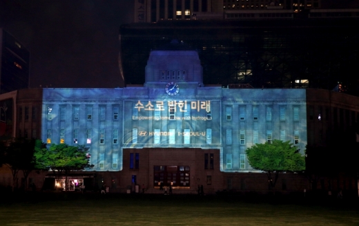 넥쏘 5대로 구 서울시청(현 서울도서관) 외벽에 영상 투사. /사진=현대자동차