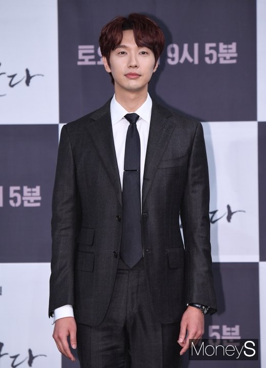 배우 지현우가 지난 2월21일 서울 마포구 상암동 MBC 골든마우스홀에서 진행된 새 주말특별기획 '슬플 때 사랑한다' 제작발표회에서 포즈를 취하고 있다. /사진=장동규 기자