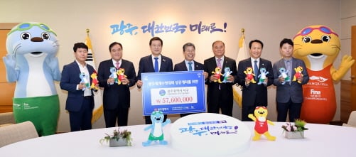 이용섭 광주광역시장이 22일 오전 시청 3층 접견실에서 서진건설, 기아자동차 광주공장, 신세계, 서구 주민자치협의회 등 서구지역 기업체 및 자생단체 8곳에 ‘수영대회 입장권 구매증서’를 전달받은 후 기념촬영을 하고 있다. 왼쪽부터 최재휘 광주신세계 관리이사, 신명진 서진건설 회장, 이용섭 광주광역시장, 서대석 서구청장, 이영수 서구주민자치협의회장, 조영택 수영대회조직위 사무총장, 이병조 기아자동차 광주공장 부장./사진제공=광주광역시 제공
