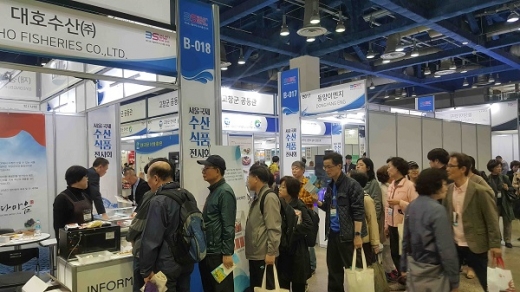 서울 코엑스에서 열리고 있는 서울국제수산식품전시회에 경북도 생산 수산식품가공 업체들이 참가하고 있다. /사진=경상북도 제공.