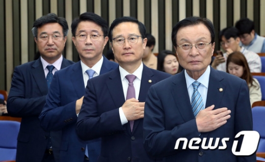 이해찬 더불어민주당 대표, 홍영표 원내대표, 조정식 정책위의장, 윤호중 사무총장이 23일 서울 여의도 국회에서 열린 의원총회에서 국민의례를 하고 있다. /사진=뉴스1