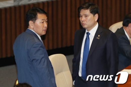 김관영 바른미래당 원내대표(왼쪽)가 지난 5일 오전 서울 여의도 국회에서 열린 제367회국회(임시회) 제10차 본회의에서 지상욱 의원과 이야기를 나누고 있다. /사진=뉴스1