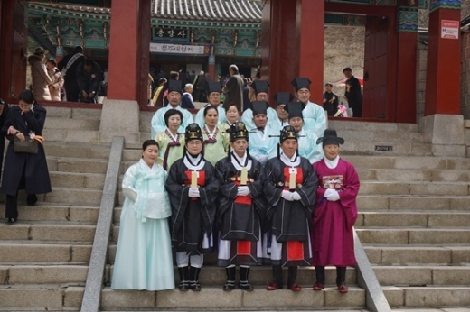 이재준 고양시장(가운데)이 제례에서 첫 술잔을 신위(神位)에게 올리는 초헌관의 복장을 하고 두 번째 술잔을 올리는 아헌관의 복장을 한 이윤승 고양시의회 의장(왼쪽 두 번째)과 함께 행주대첩제 제례 기념사진을 찍고 있다. / 사진제공=고양시