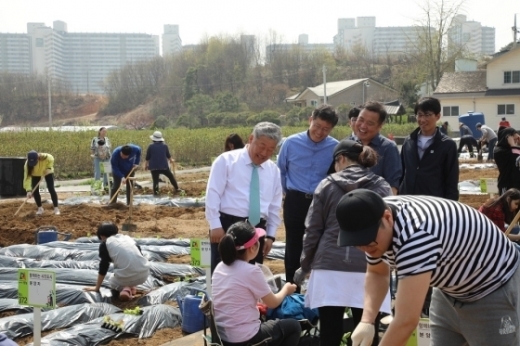 지난 21일 개장한 안성시 지역공동체 텃밭농원에서 우석제 시장이 채소 모종을 심고 있는 가족과 담소를 나누고 있다. / 사진제공=안성시