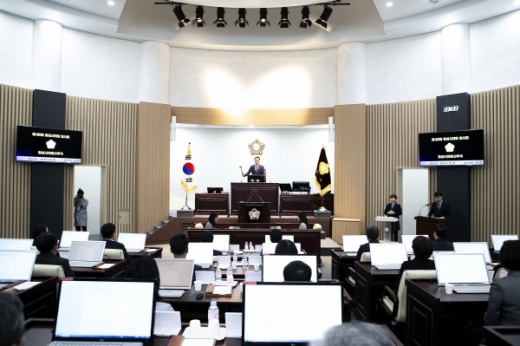 화성시의회(의장 김홍성)는 4월 22일부터 30일까지 9일간의 일정으로 제182회 화성시의회를 열고 제1회 추가경정예산안, 조례안 등 각종 안건을 처리한다. / 사진제공=화성시의회