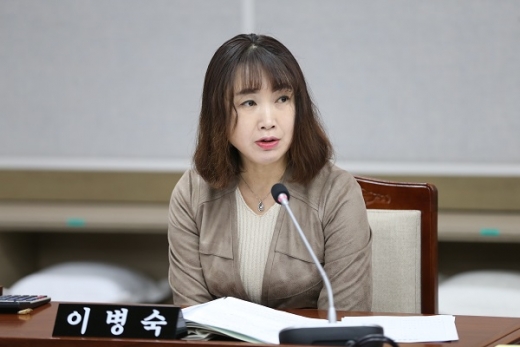 수원시의회 이병숙(더불어민주당, 비례대표) 의원이 대표발의한 ’수원시 비정규직 노동자의 권리보호 및 지원에 관한 조례안‘이 25일 기획경제위원회 심사를 앞두고 있다. / 사진제공=수원시의회
