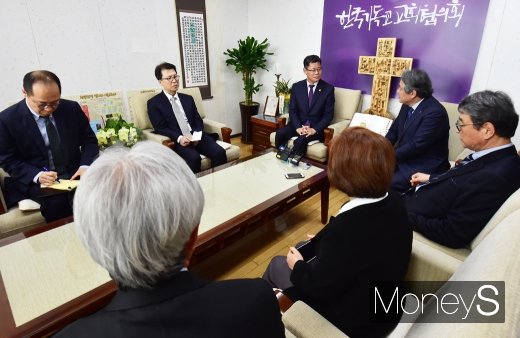[머니S포토] 김연철 통일 장관, 개신교 단체 NCCK 찾아