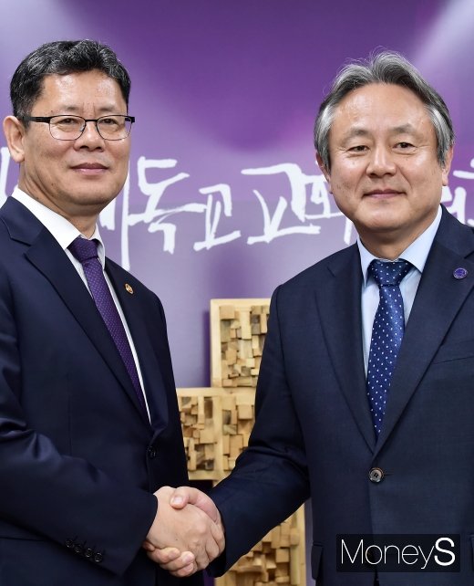 [머니S포토] 인사 나누는 김연철 장관과 이홍정 목사