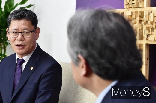 [머니S포토] 남북교류 문제 논의하는 김연철 통일 장관