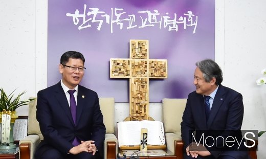 [머니S포토] 의견 나누는 김연철 장관과 이홍정 목사