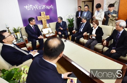 [머니S포토] 남북교류 관련 개신교 단체 의견 듣는 통일부 장관