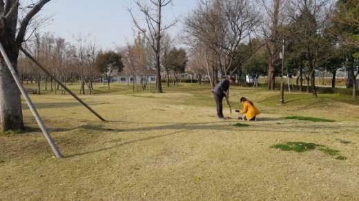 토양시료채취 모습./사진제공=경남도
