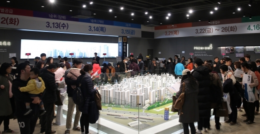 지난 3월 분양한 수원역 푸르지오 자이의 견본주택. /사진=대우건설 컨소시엄