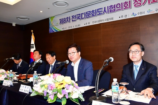 염태영 수원시장이 전국다문화도시협의회 제8차 정기회의에서 ‘외국인주민 긴급지원사업’을 제안하고 있다. / 사진제공=수원시