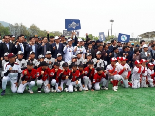 독립야구단 경기도리그가 23일 경기도 팀업캠퍼스에서 양주 레볼루션 대 연천 미라클의 역사적 첫 경기와 개막식을 시작으로 6개월여 간의 대장정에 돌입했다. / 사진제공=경기도 