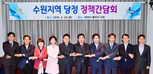 염태영 시장(오른쪽 네 번째)을 비롯한 간담회 참석자들이 손을 맞잡고 협력을 약속하고 있다. / 사진제공=수원시