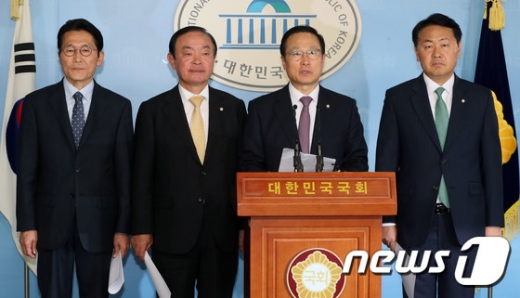 윤소하 정의당, 장병완 민주평화당, 홍영표 더불어민주당, 김관영 바른미래당 원내대표(왼쪽부터)가 지난 22일 서울 여의도 국회 정론관에서 4당원내대표 합의사항을 발표하고 있다. /사진=뉴스1