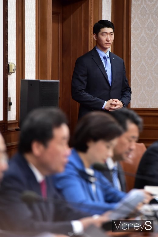 [머니S포토] 묻지마 폭행 검거한 이조윤 경장, 오늘도 국무총리 철통 경호 중