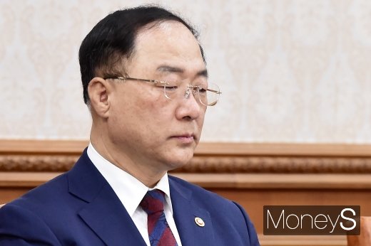 [머니S포토] 2019년도 추경 관련 발언 경청하는 홍남기 부총리