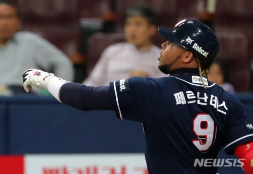 지난 23일 오후 서울 구로구 고척스카이돔에서 열린 2019 신한은행 마이카 KBO리그 키움 히어로즈전에서 5타수 4안타 1홈런 1타점 2득점으로 맹활약한 두산 타자 호세 페르난데스. /사진=뉴시스