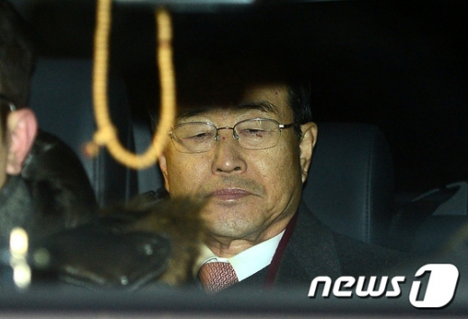 라응찬. 이상득. 비자금. 이명박 전 대통령 측에 당선 축하금으로 3억원을 건넸다는 내용이 골자인 이른바 ‘신한은행 남산 3억원 의혹’ 사건의 핵심 인물인 라응찬 전 신한금융지주 회장이 검찰에 피의자 신분으로 출석했다. /사진=뉴스1