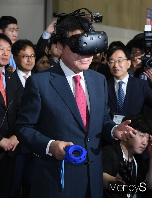 [머니S포토] 이낙연 총리 'VR 체험'