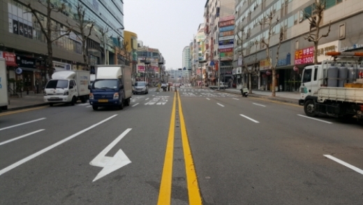 고양시가 ‘고양국제꽃박람회’ 개최를 앞두고 주요도로의 교통노면표시 시인성 확보를 위해 퇴색된 노면표시 재도색 공사를 시행했다. / 사진제공=고양시