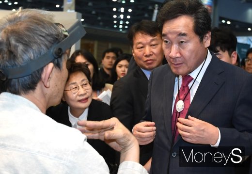 [머니S포토] 제품 착용해 보는 이낙연 총리