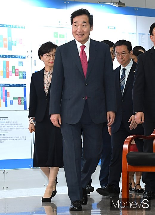 [머니S포토] 이낙연 총리, 환한 미소로 참석