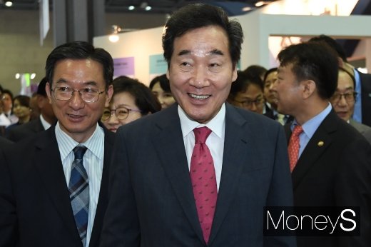 [머니S포토] '2019 코리아 나라장터 엑스포' 둘러보는 이낙연 총리