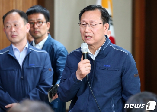 김종갑 한국전력사장이 24일 강원도 고성군 토성면사무소를 방문해 산불피해 주민들을 위로하며 입장을 밝히고 있다. /사진=뉴스1 고재교 기자