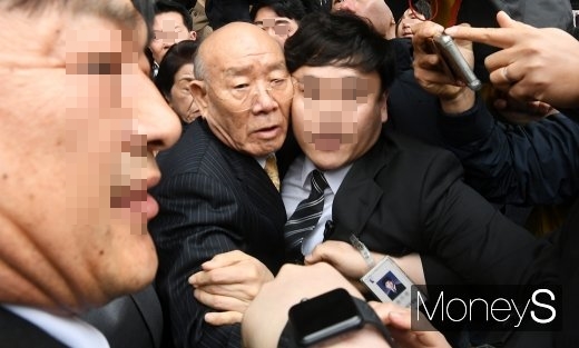 전두환. 불출석 허가 신청서. 전두환씨가 오는 5월 13일 광주에서 열리는 두 번째 공판기일에 불출석허가 신청서를 제출했다. /사진=임한별 기자