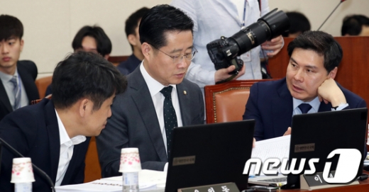지상욱(오른쪽 부터), 이태규, 유의동 바른미래당 의원들이 지난 3월  27일 서울 여의도 국회에서 열린 정무위원회 전체회의에서 대화를 하고 있다. /사진=뉴스1