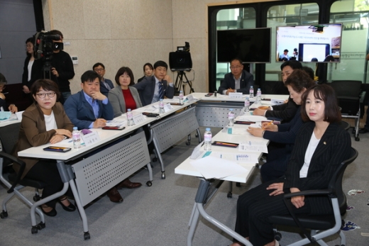 수원시의회 의원연구단체 ‘지역공동체 발전을 위한 선진지 사례 연구’ 보고회. / 사진제공=수원시의회