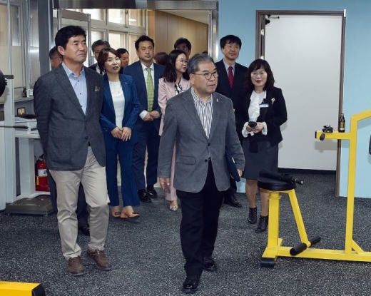 이재정 경기도교육감이 13일 안양시에 위치한 경기도교육연수원 혁신교육관을 둘러보고 있다. / 사진제공=경기도교육청