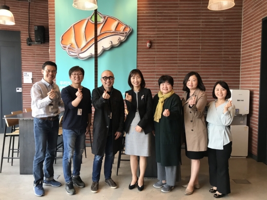 ‘배달의민족’을 운영하는 (주)우아한형제들 김봉진 대표(왼쪽에서 세 번째)와 대한의료사회복지사협회 김린아 회장(왼쪽에서 네 번째), 사회복지공동모금회 ‘사랑의열매’ 정소영 팀장(오른쪽에서 두 번째) 등 각 기관 관계자들이 ‘우아한 라이더 살핌 기금’ 운용 방안 협의차 4월 서울시 송파구 우아한형제들 사무실에 모여 기념 촬영을 하고 있다.