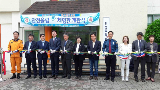 ▲ 수원시가 정자초등학교를 비롯한 관내 9개 초등학교와 함께 조성한 안전체험 공간 ‘정자초등학교 안전올림체험관’이 24일 개관했다. / 사진제공=수원시