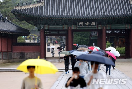 내일날씨. 비. 내일(25일)은 오후부터 중부지방과 전북에 빗방울이 떨어지고 밤에는 대부분 지역(제주도 제외)으로 확대되겠다. /사진=뉴시스