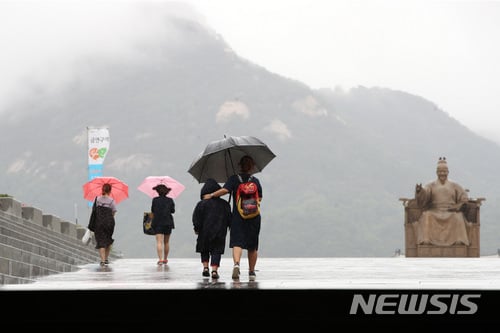 오늘날씨. 오늘(25일)은 오후부터 중부지방과 전북에 빗방울이 떨어지고 밤에는 대부분 지역(제주도 제외)으로 확대되겠다. /사진=뉴시스