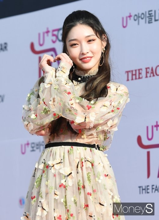 [머니S포토] 청하 '심쿵하트 발사'