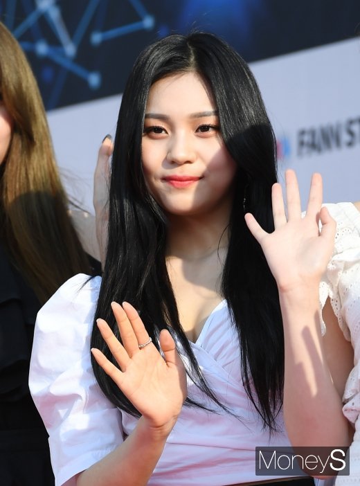 [머니S포토] 여자친구 엄지 '더 예뻐졌네~'