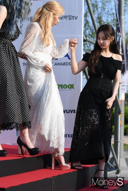 [머니S포토] 트와이스 나연 '사나 계단 조심해~'